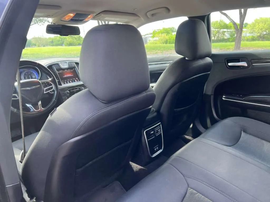 Used 2018 Chrysler 300 Touring RWD image 16
