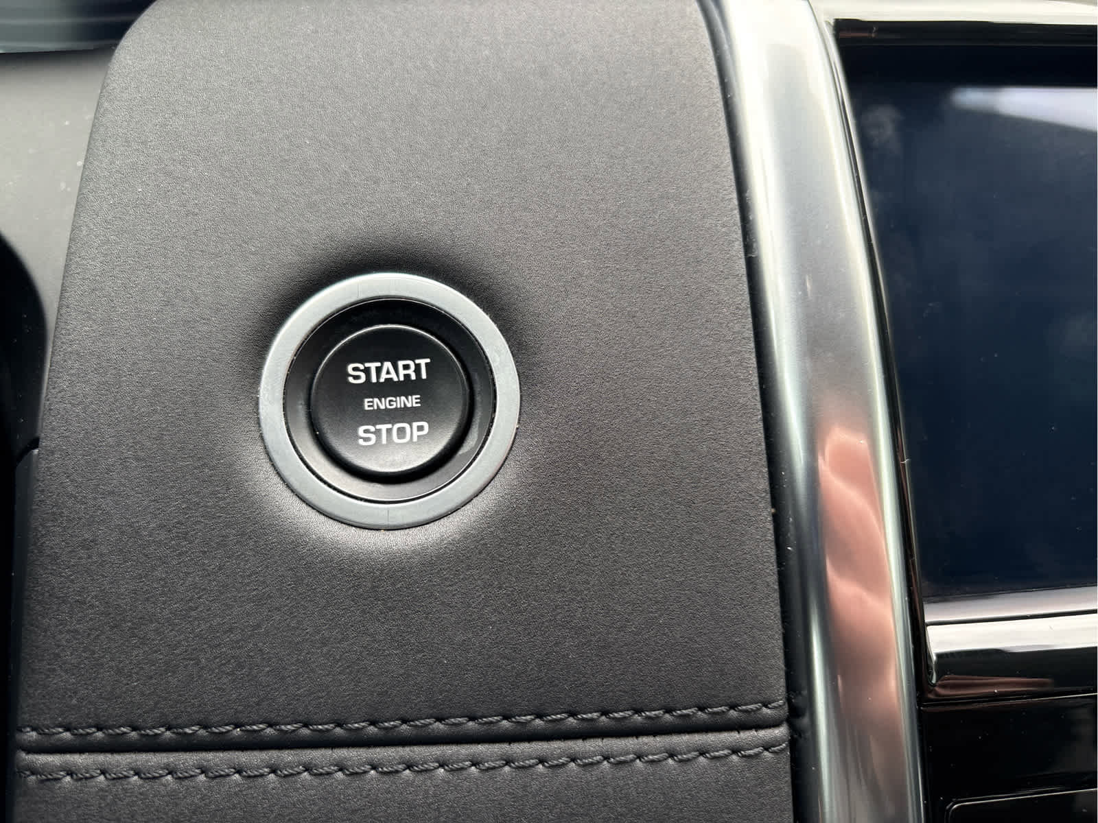 Used 2020 Land Rover Discovery Sport SE image 7