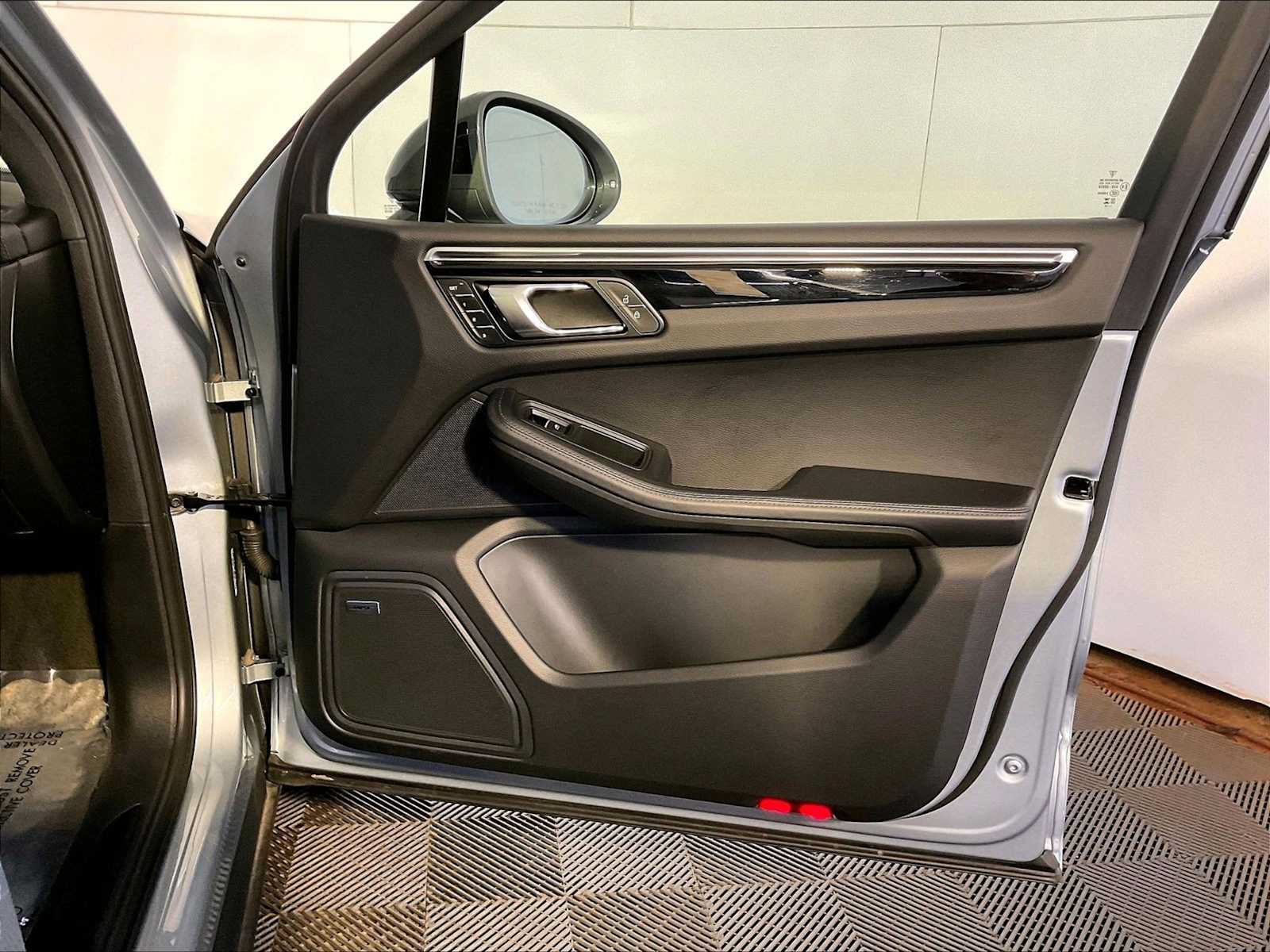 Certified 2023 Porsche Macan AWD/4WD image 26