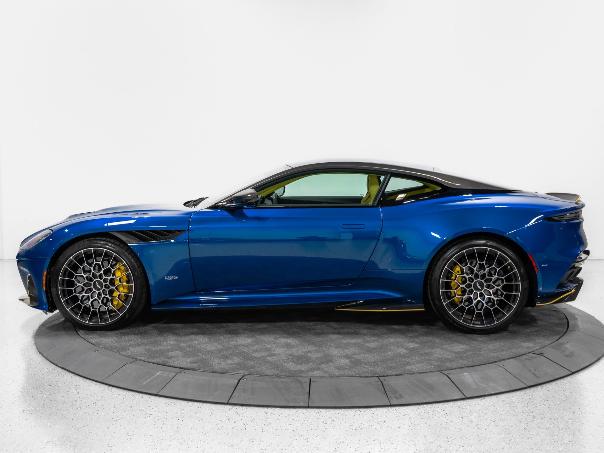 Used 2023 Aston Martin DBS Coupe RWD image 4
