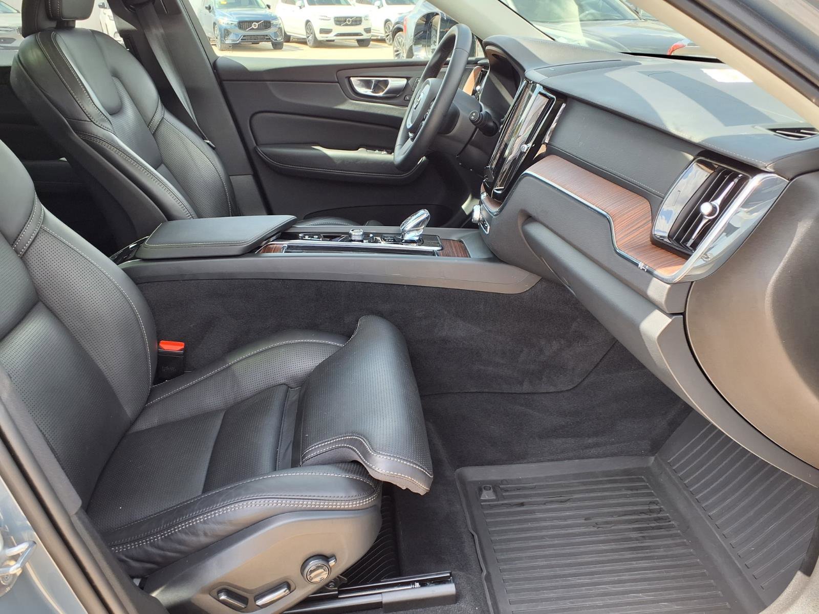 Certified 2023 Volvo XC60 B5 Ultimate w/ Climate Package image 11