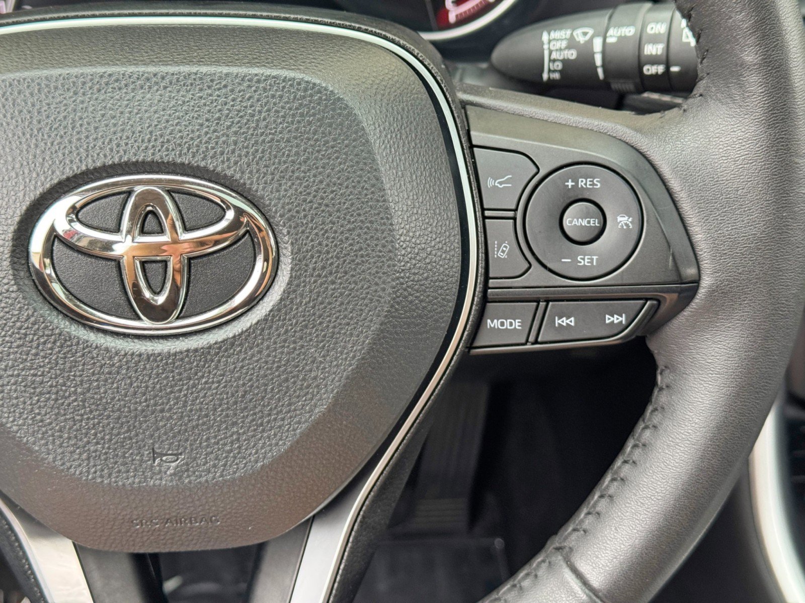 Used 2025 Toyota RAV4 XLE w/ Convenience Package FWD image 21