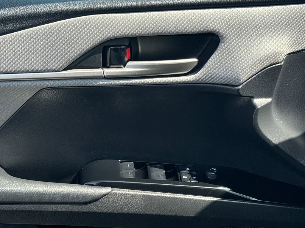 Used 2025 Toyota Camry SE w/ Convenience Package image 32