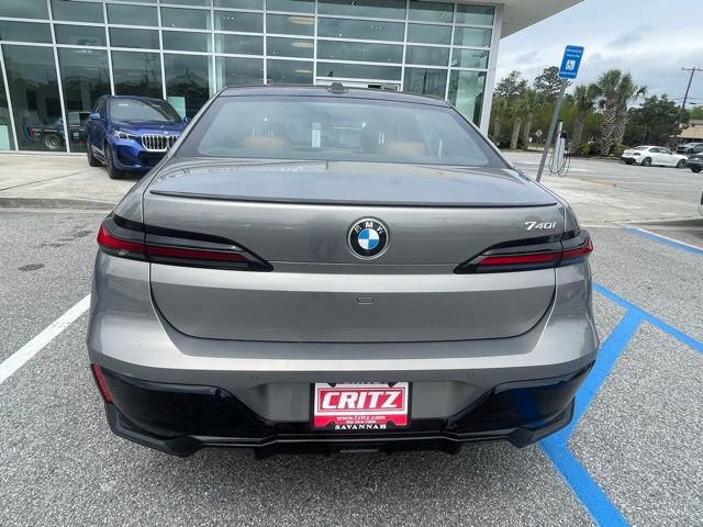 Used 2023 BMW 740i w/ Parking Assistance Package RWD image 4