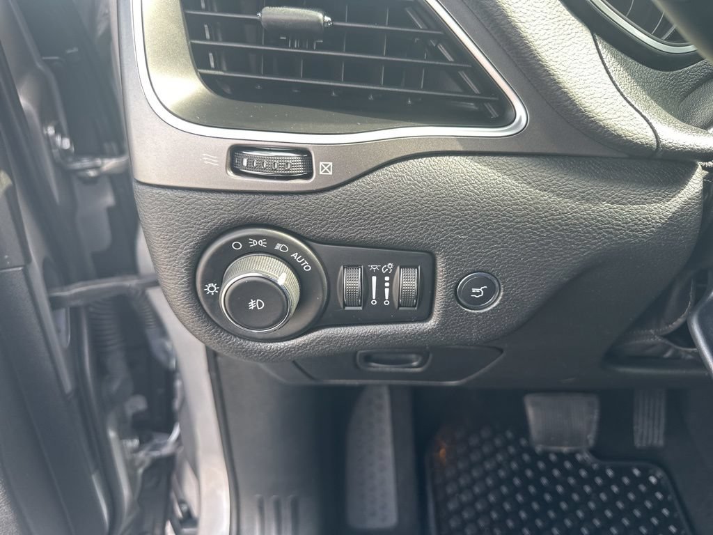 Used 2019 Jeep Cherokee Latitude Plus w/ Comfort/Convenience Group AWD/4WD image 13