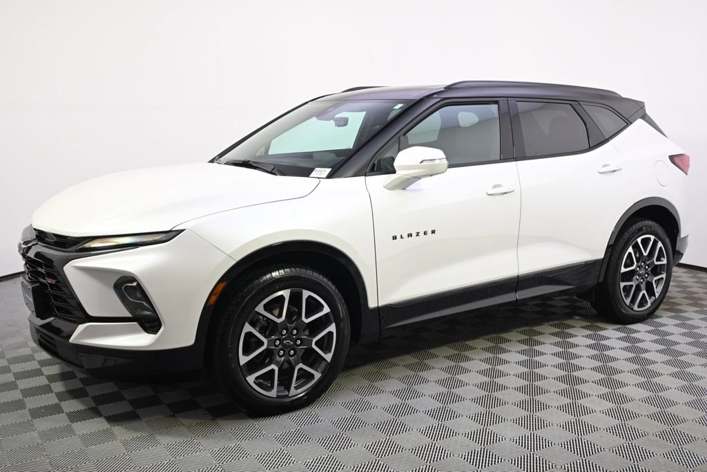 Used 2024 Chevrolet Blazer RS w/ Driver Confidence II Package AWD/4WD image 2