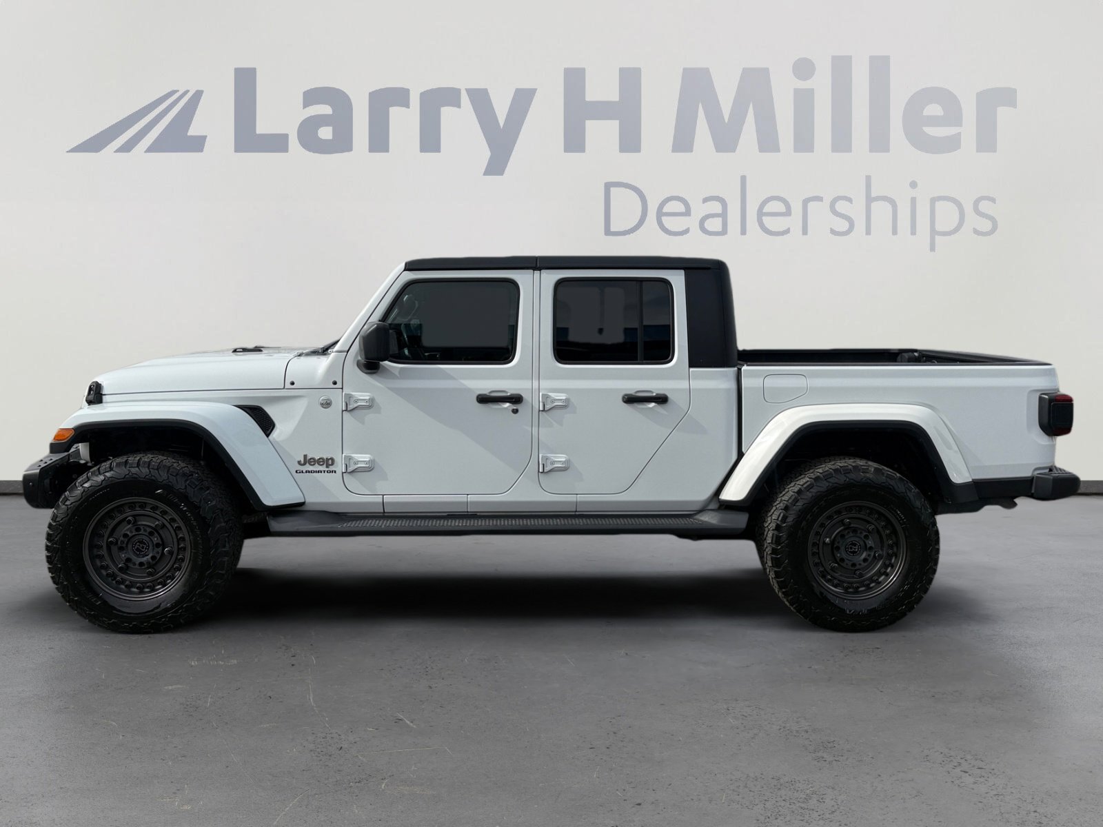Used 2020 Jeep Gladiator Overland image 2