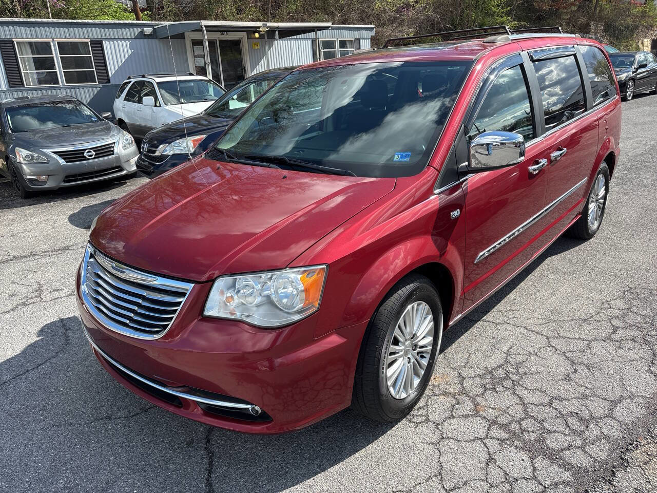 Used 2014 Chrysler Town & Country Touring-L image 2