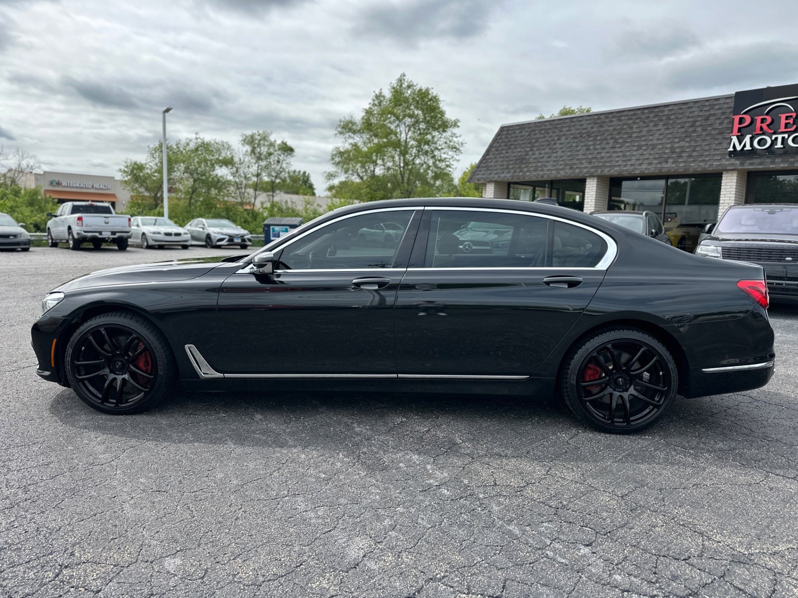 Used 2016 BMW 740i w/ Executive Package 2 RWD image 2