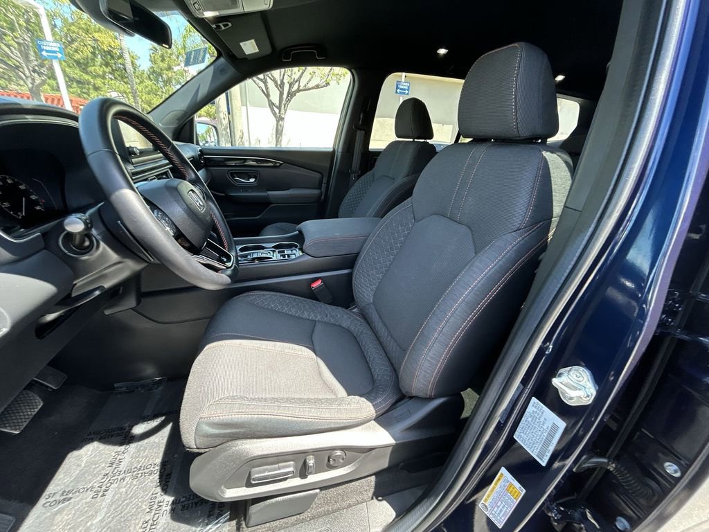 Used 2025 Honda Pilot Sport image 11