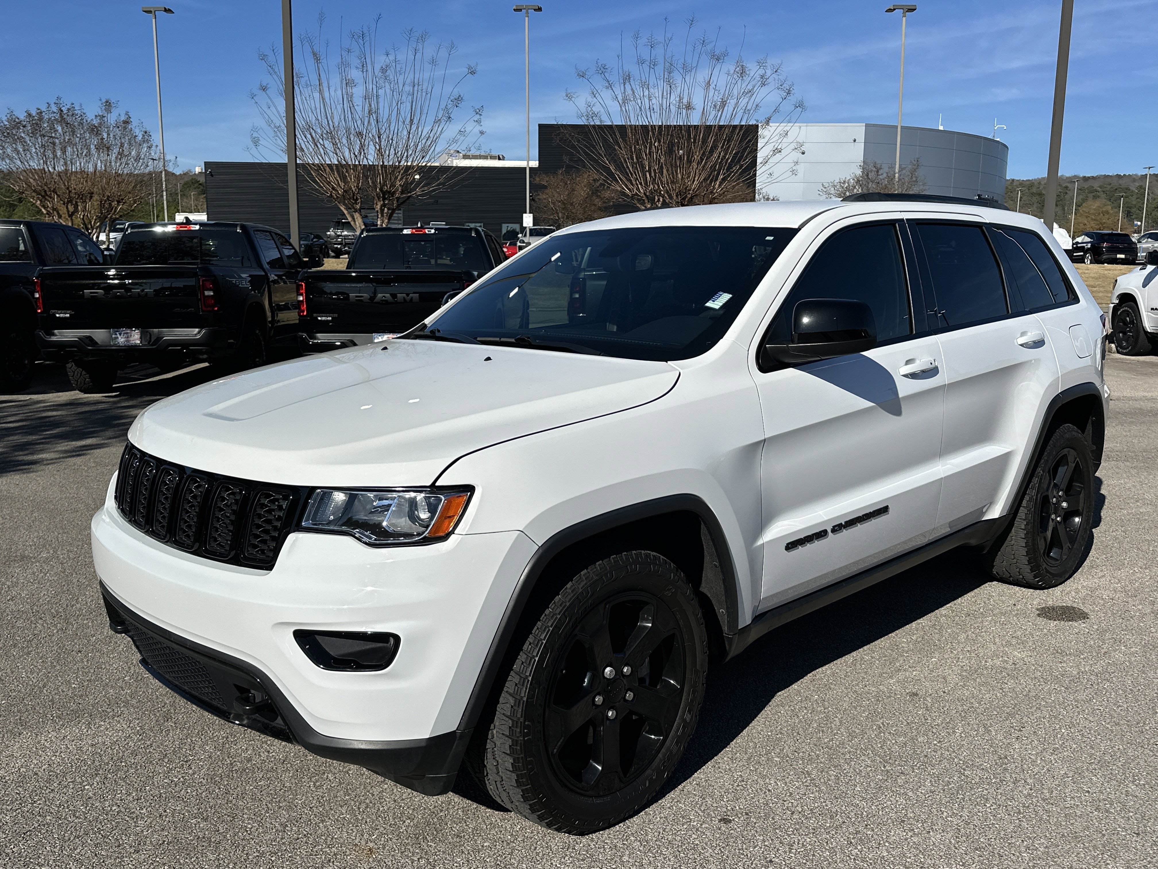 Used 2019 Jeep Grand Cherokee Laredo image 3