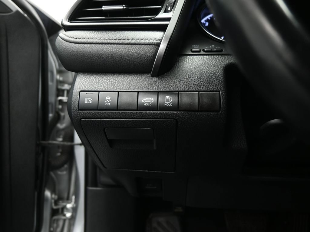 Used 2020 Toyota Camry SE image 11