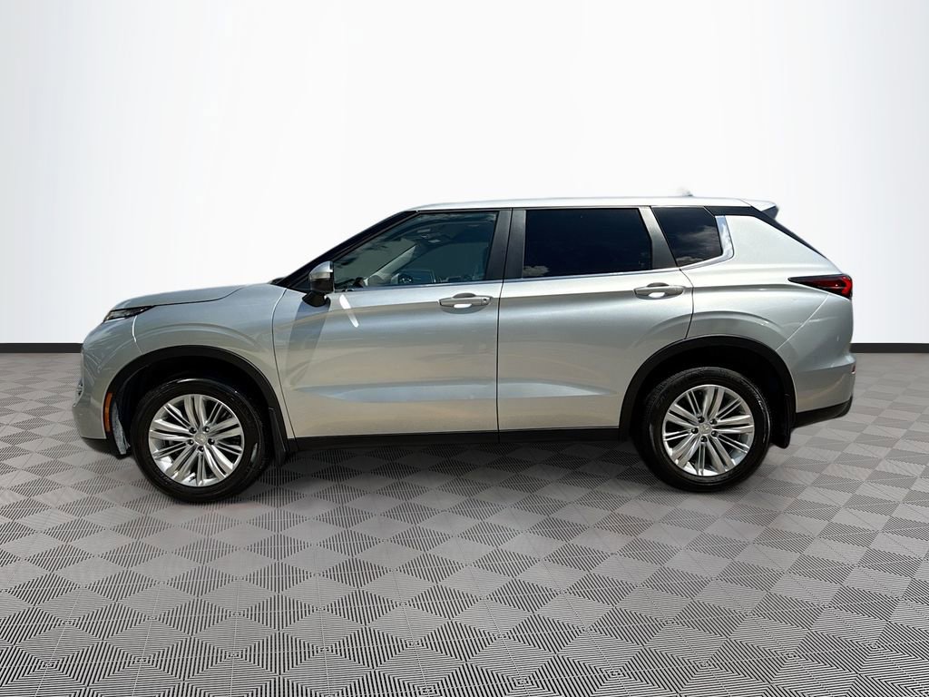 Used 2024 Mitsubishi Outlander ES FWD image 9