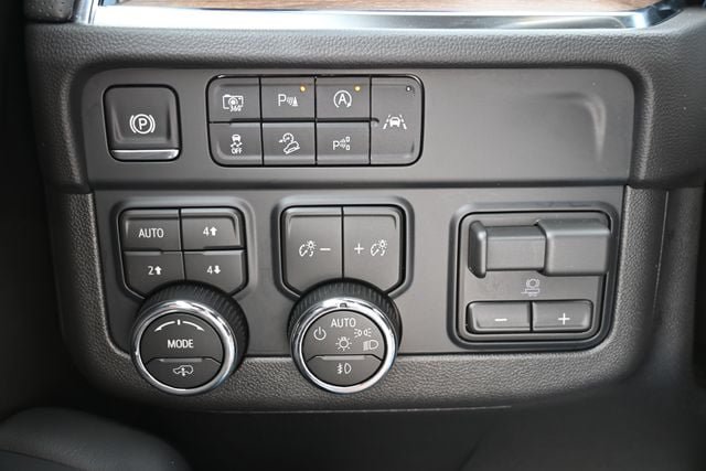Used 2026 Chevrolet Suburban High Country AWD/4WD image 43
