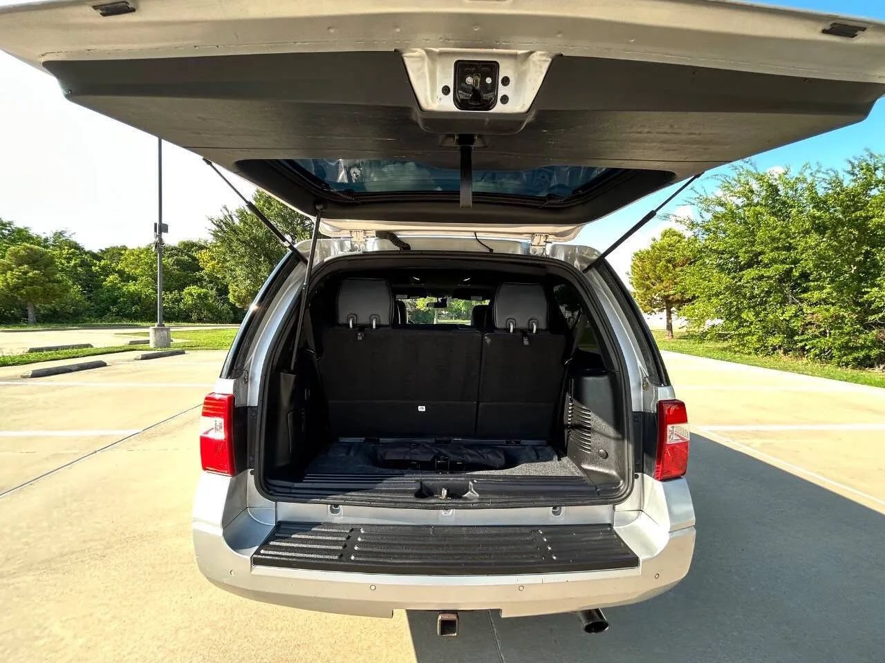 Used 2017 Ford Expedition Limited RWD image 9