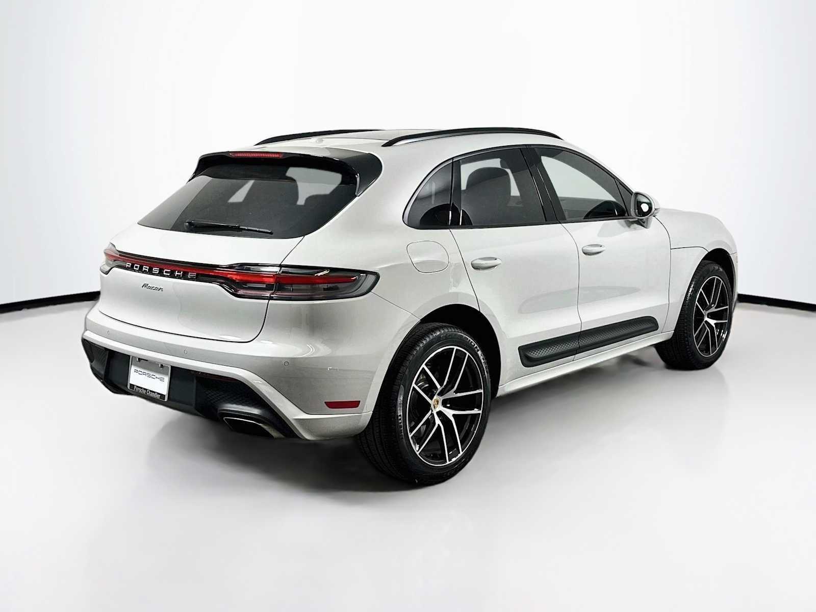Certified 2026 Porsche Macan AWD/4WD image 9