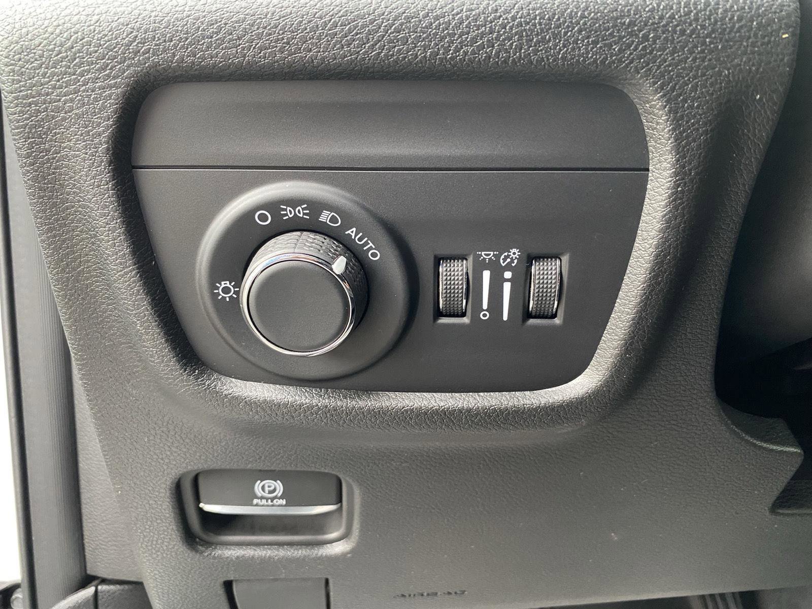 Used 2025 Jeep Grand Cherokee Altitude AWD/4WD image 17