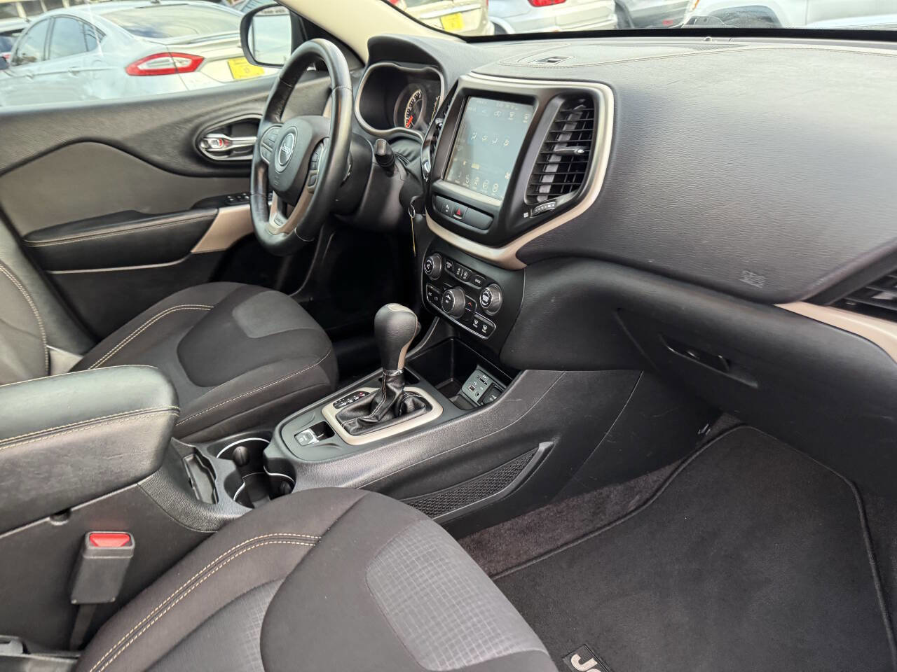 Used 2017 Jeep Cherokee Latitude w/ Safety/Convenience Group image 21