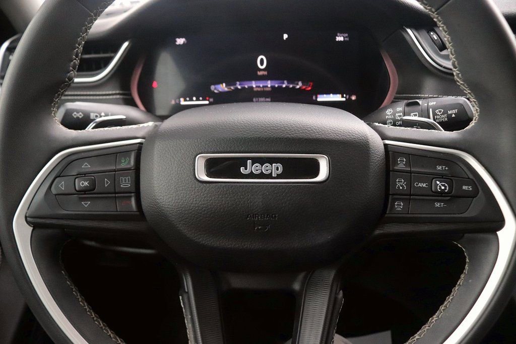 Used 2023 Jeep Grand Cherokee Laredo AWD/4WD image 17