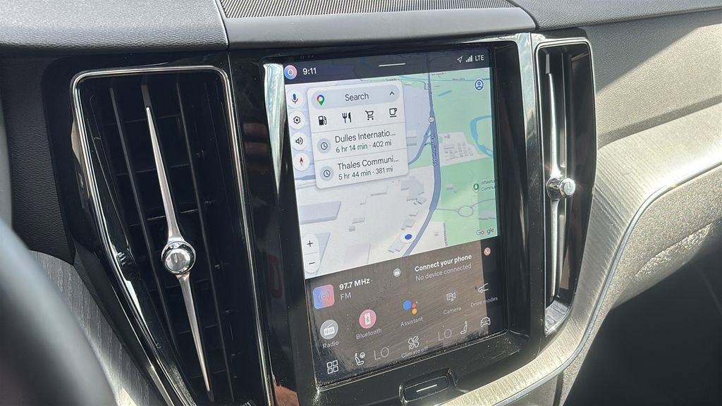 Certified 2025 Volvo XC60 B5 Plus AWD/4WD image 18