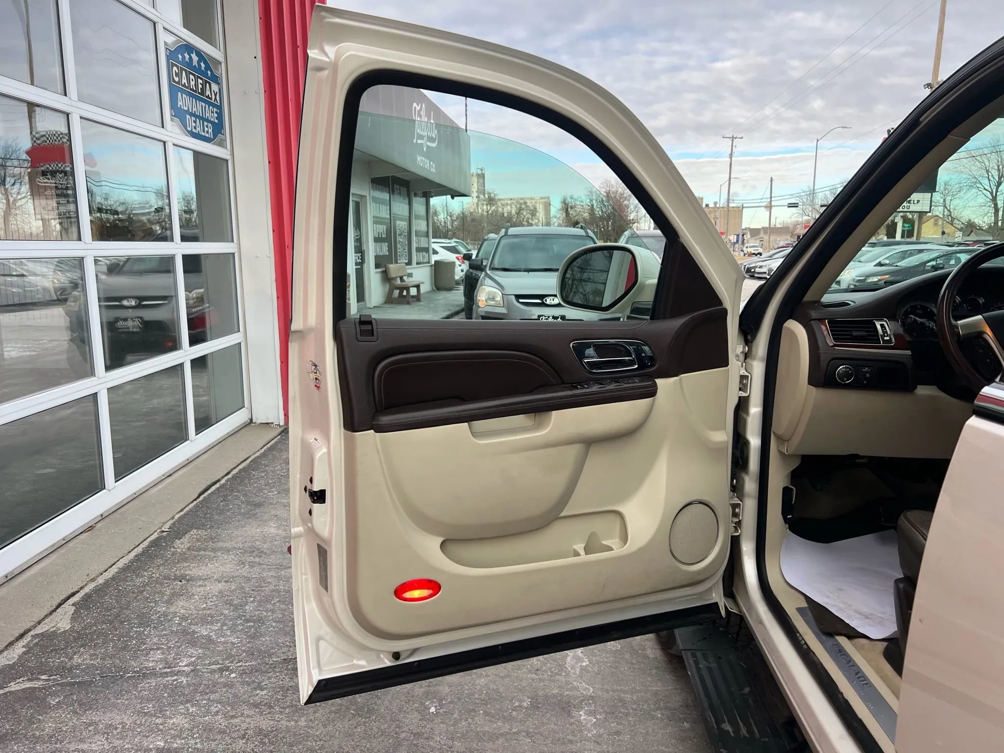 Used 2010 Cadillac Escalade Platinum image 9