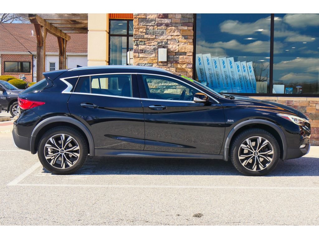 Used 2018 INFINITI QX30 Premium w/ Navigation Package image 2