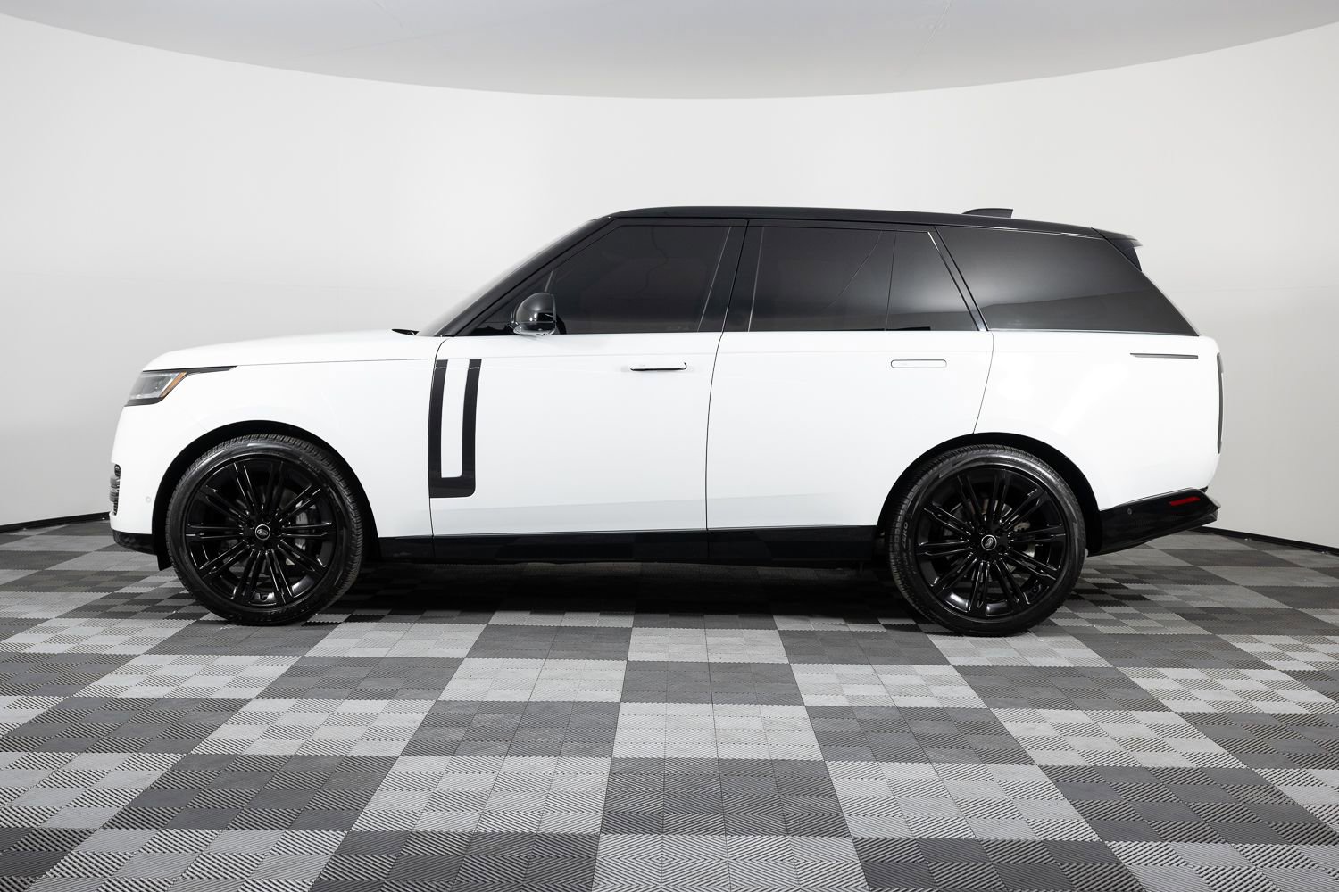 Used 2022 Land Rover Range Rover SE image 3