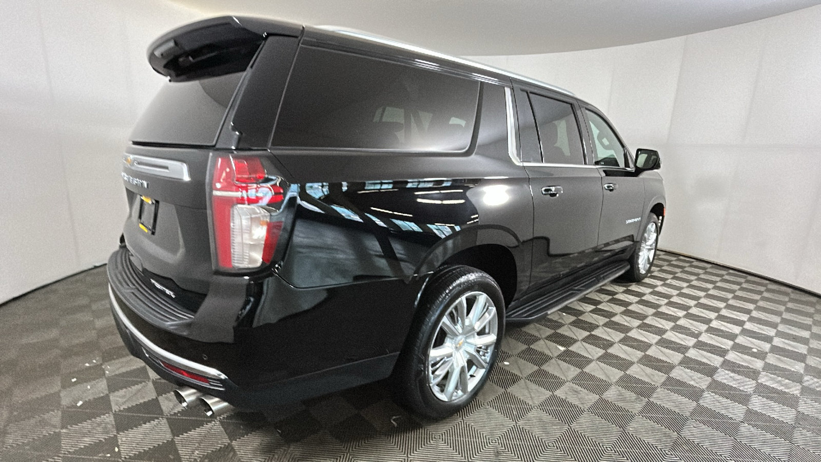 Used 2021 Chevrolet Suburban Premier w/ Premium Package RWD image 3