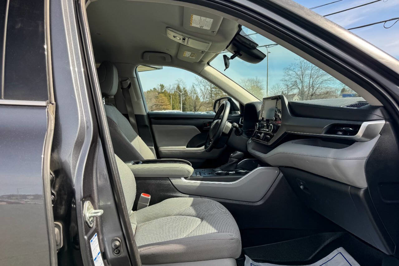 Used 2020 Toyota Highlander LE image 12