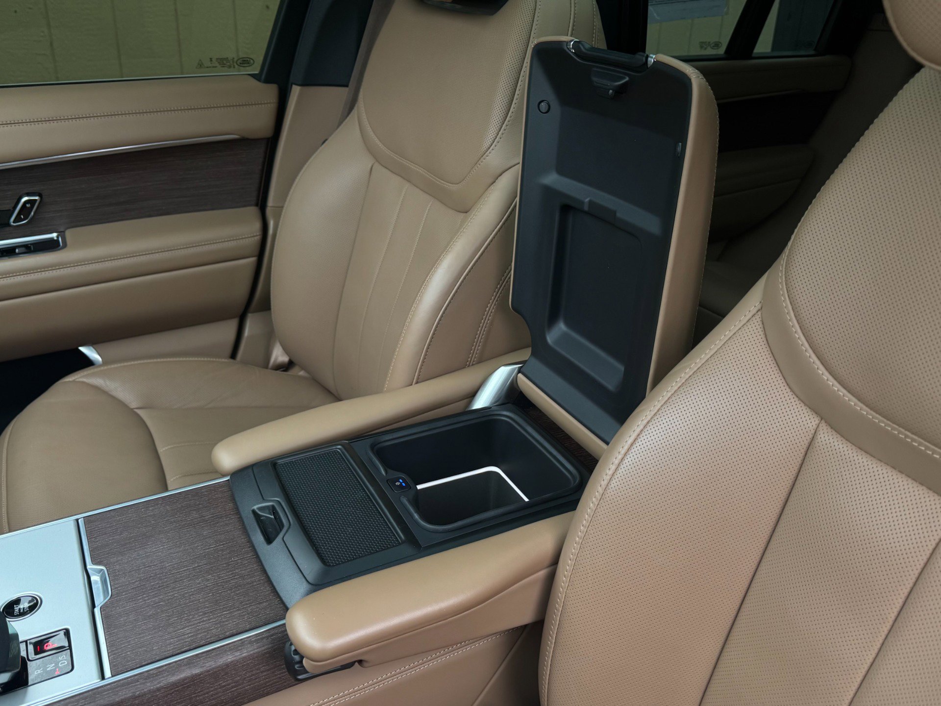 Used 2024 Land Rover Range Rover Long Wheelbase Autobiography image 13