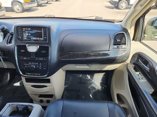 Used 2013 Chrysler Town & Country Touring FWD image 23