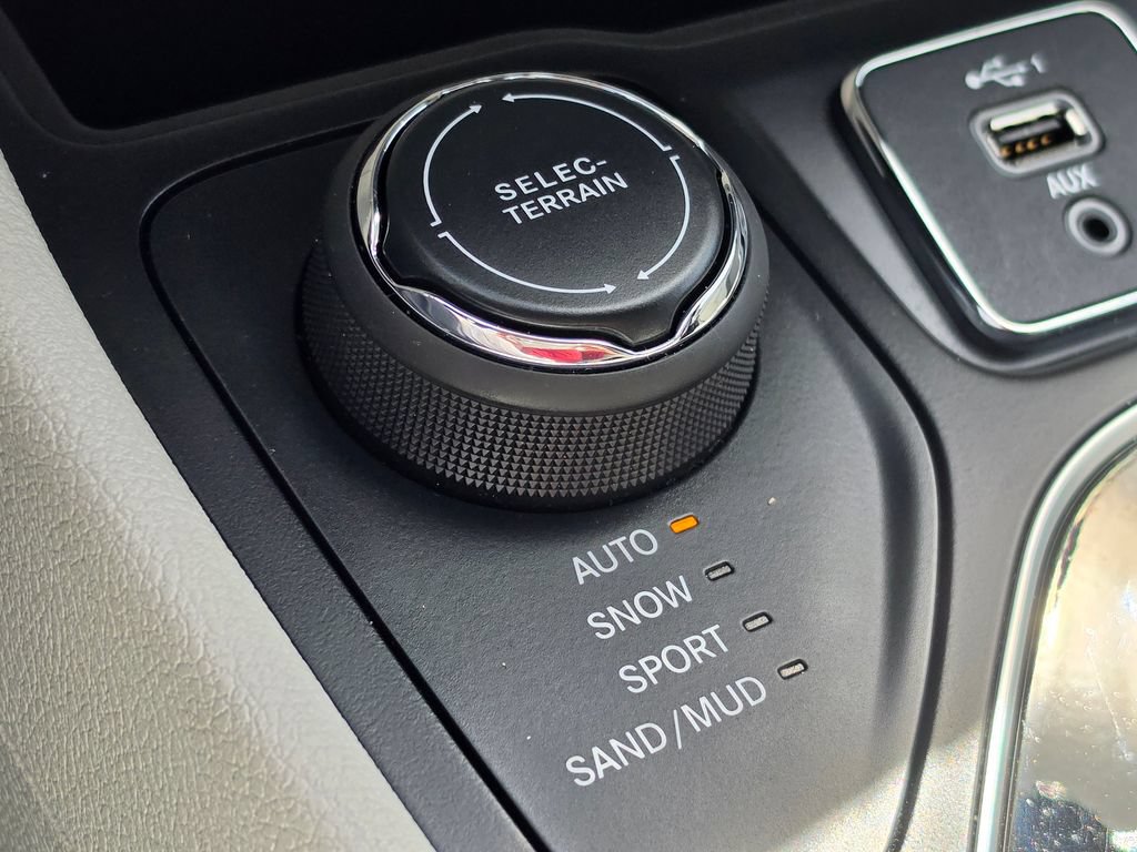 Used 2019 Jeep Cherokee Limited AWD/4WD image 24