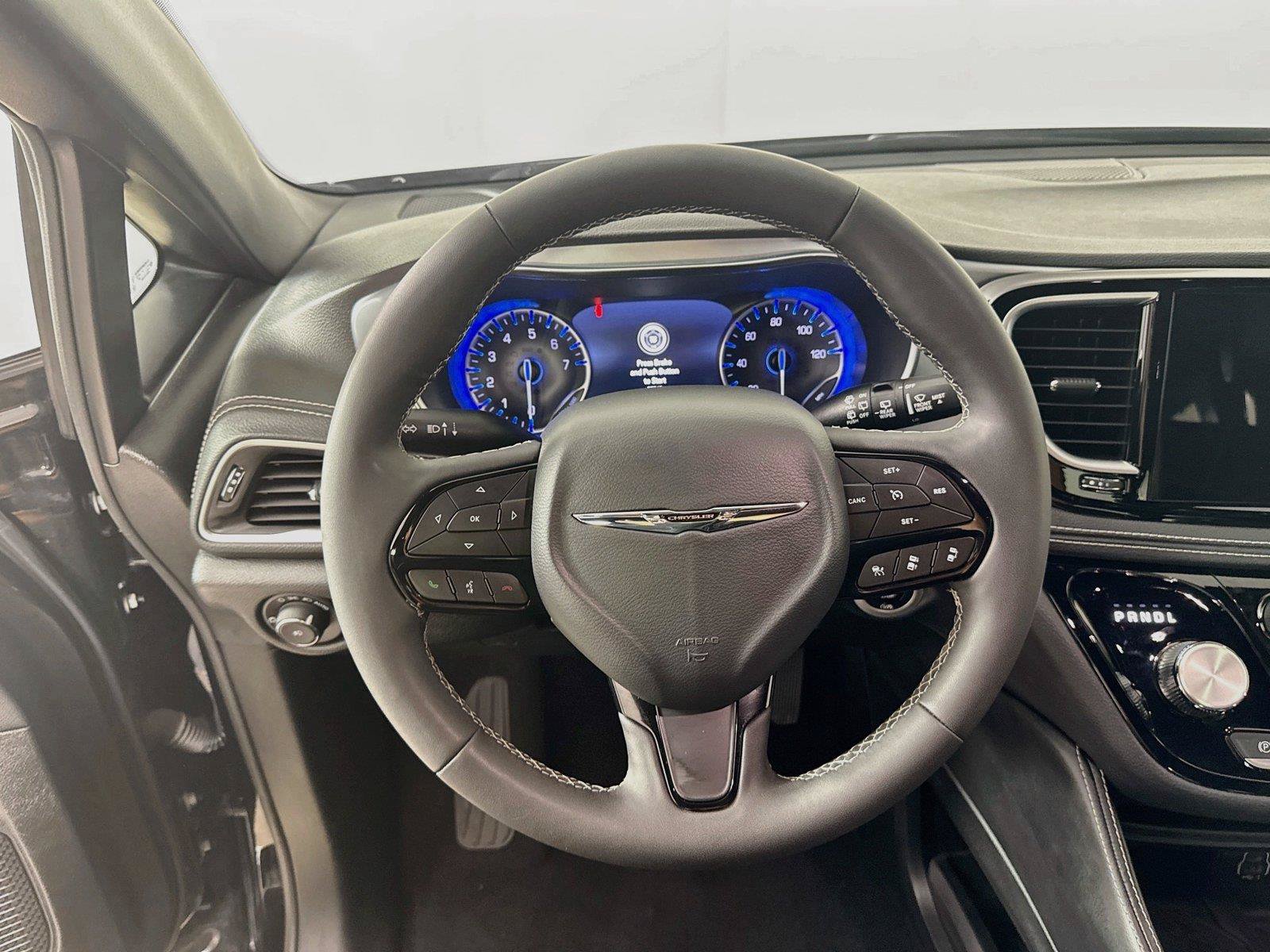 Used 2025 Chrysler Pacifica Limited FWD image 19