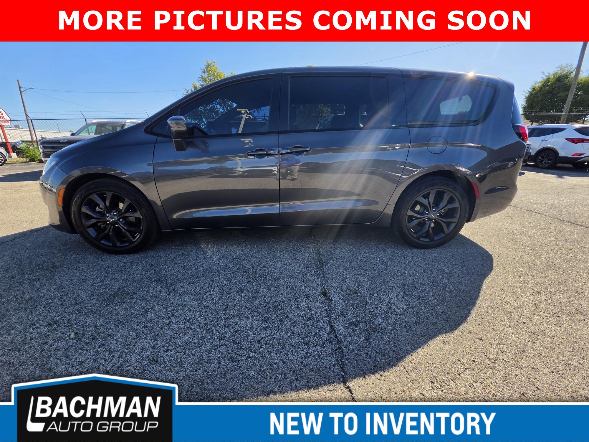 Used 2018 Chrysler Pacifica Touring Plus w/ S Appearance Package FWD image 3