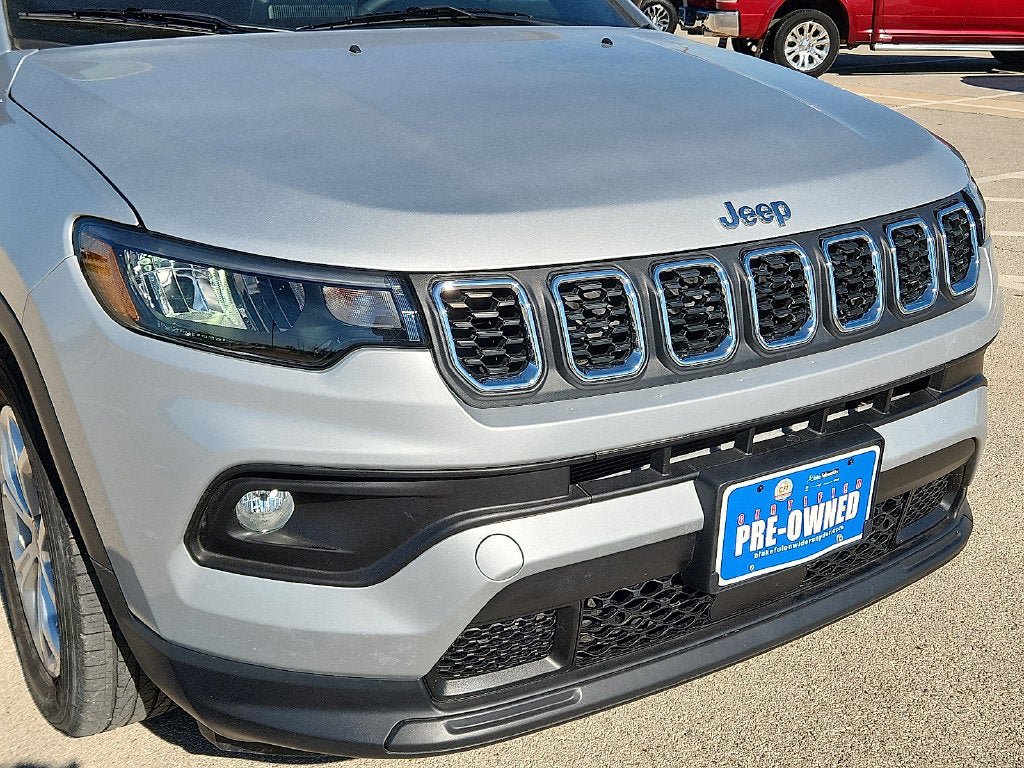 Used 2025 Jeep Compass Latitude AWD/4WD image 6