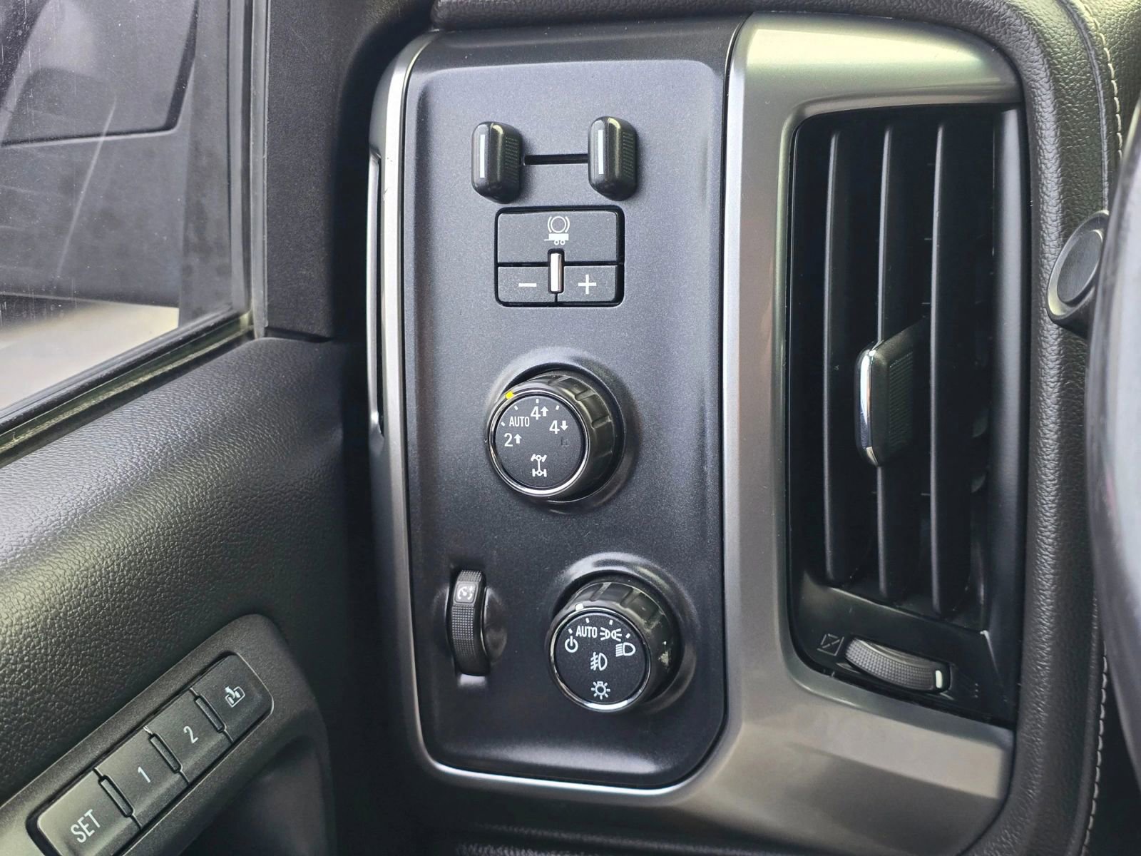 Used 2016 Chevrolet Silverado 1500 LTZ AWD/4WD image 25