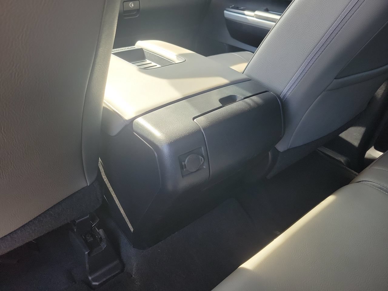 Used 2020 Toyota Tundra Limited w/ Limited Premium Package RWD image 10