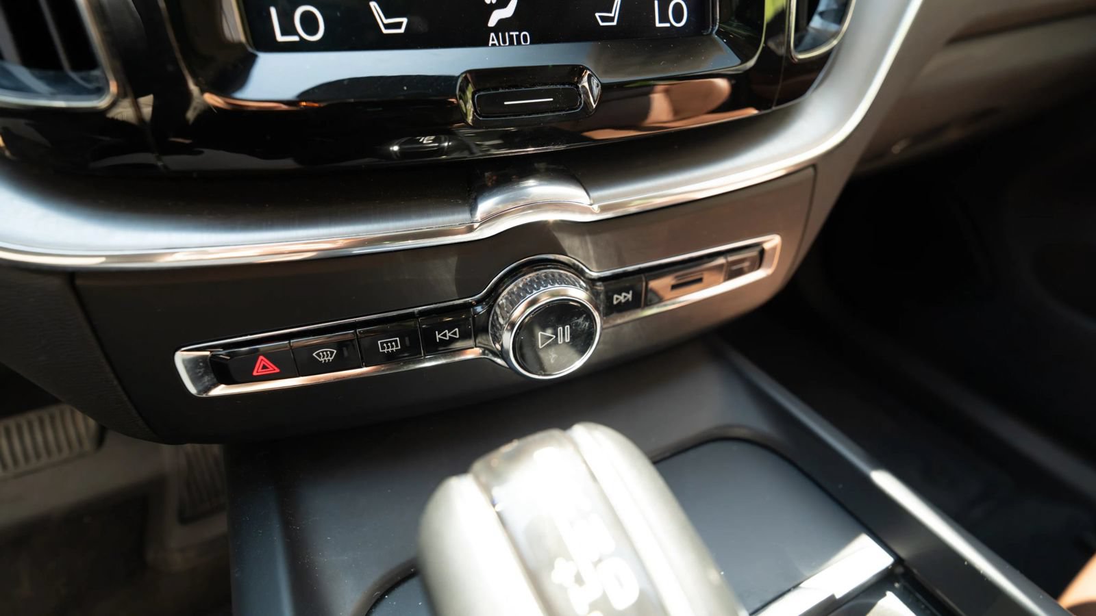 Used 2019 Volvo XC60 T5 Momentum w/ Multimedia Package AWD/4WD image 40