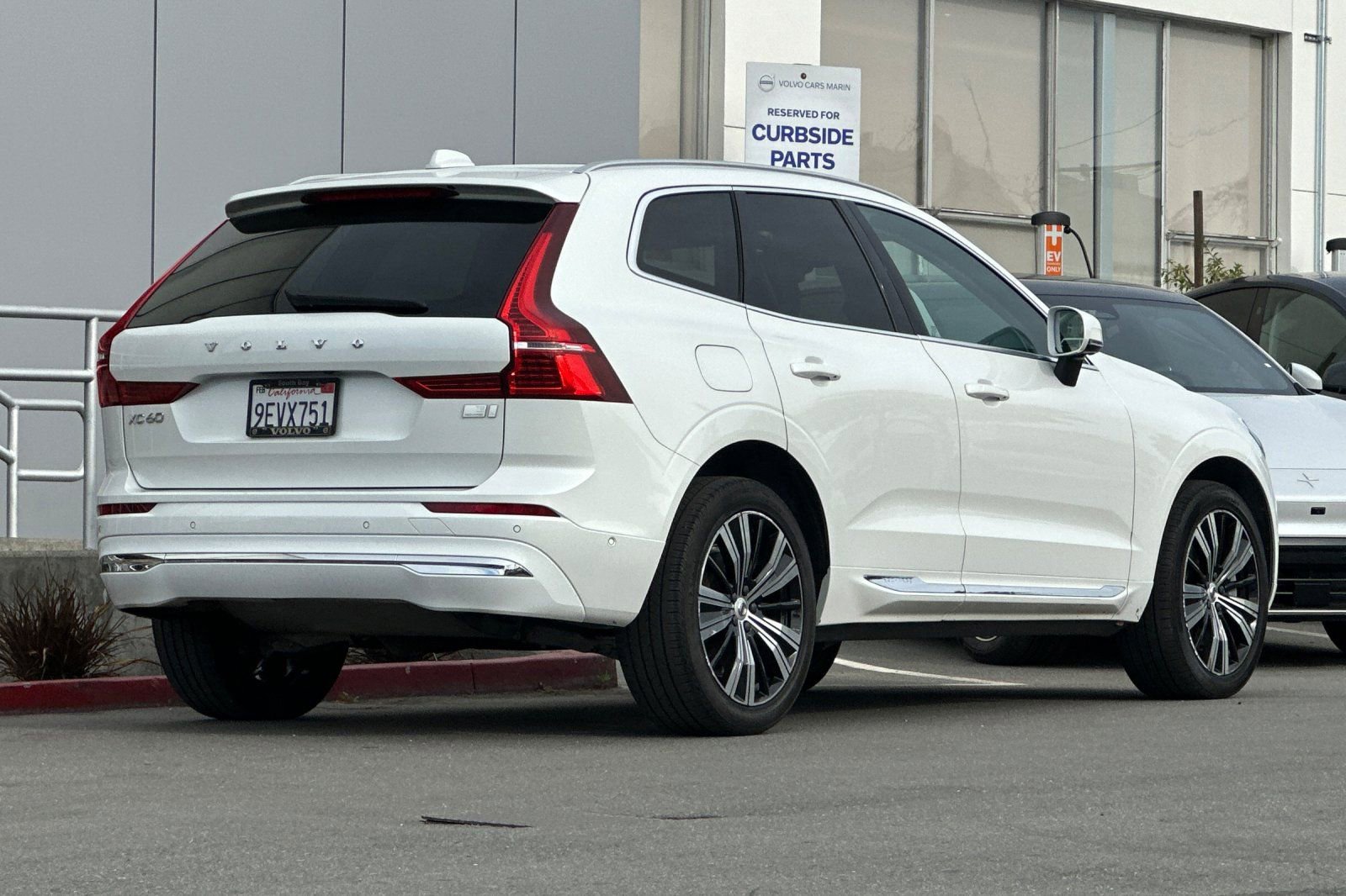 Used 2023 Volvo XC60 T8 Plus image 2