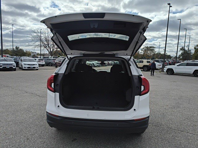 Used 2023 GMC Terrain SLE w/ Driver Convenience Package image 14