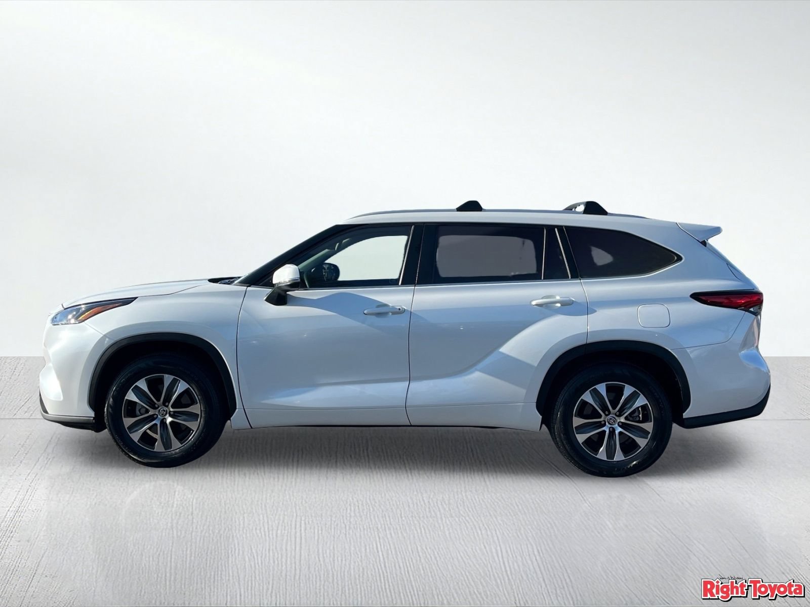 Used 2023 Toyota Highlander XLE FWD image 3
