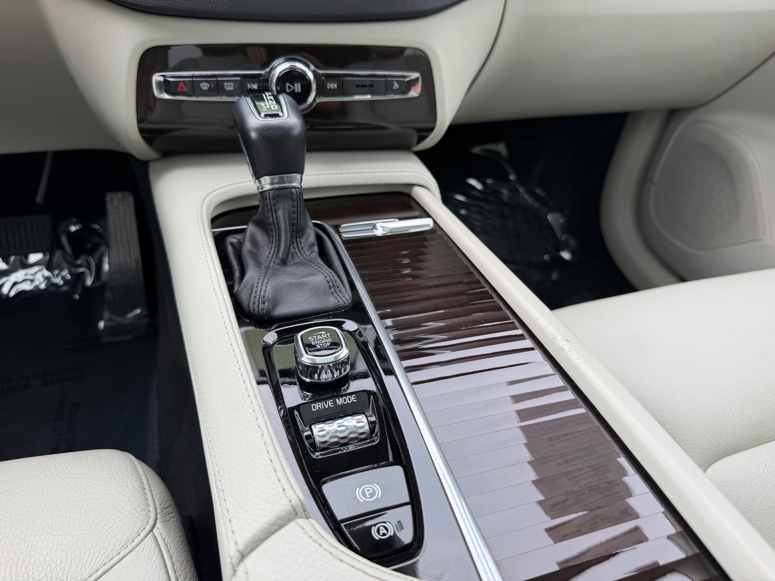 Used 2019 Volvo XC90 T5 Momentum w/ Protection Package Premier FWD image 17