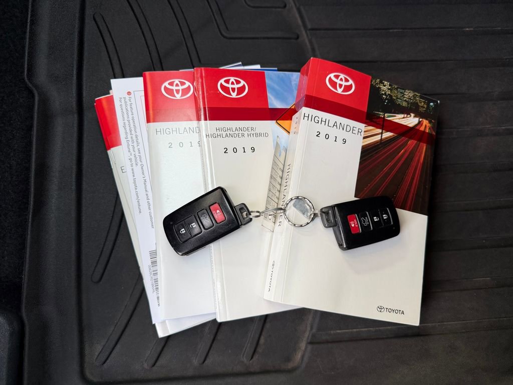 Used 2019 Toyota Highlander Limited Platinum AWD/4WD image 38