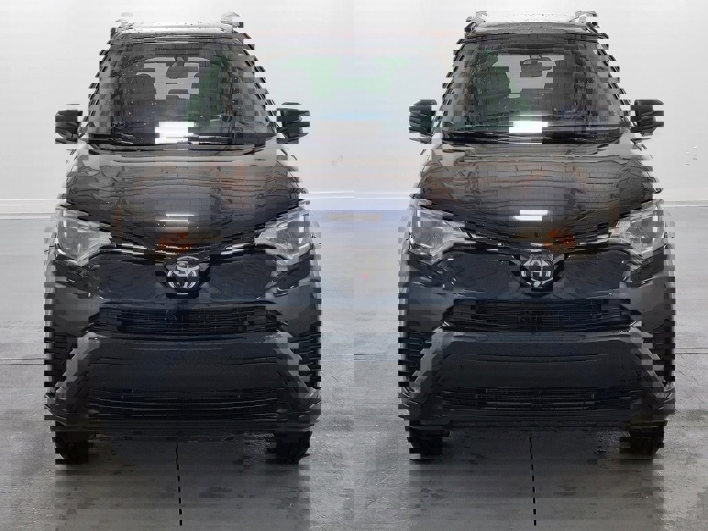 Used 2018 Toyota RAV4 LE image 3