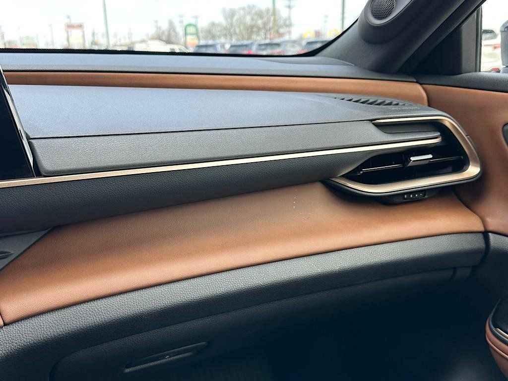 Certified 2025 Toyota Crown Signia image 25