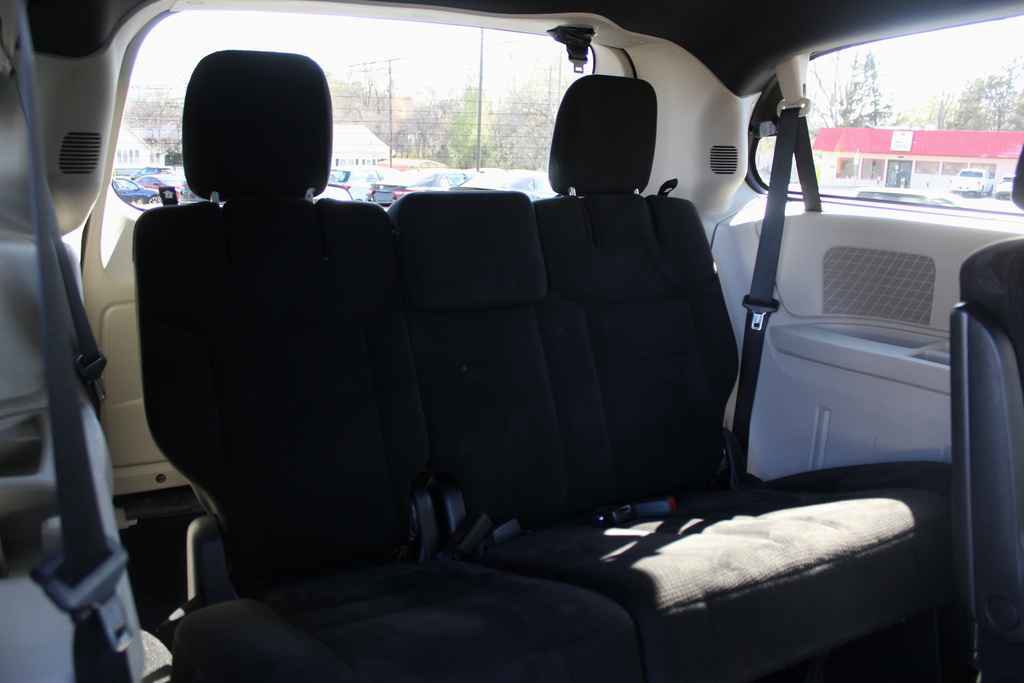 Used 2015 Dodge Grand Caravan SE image 23