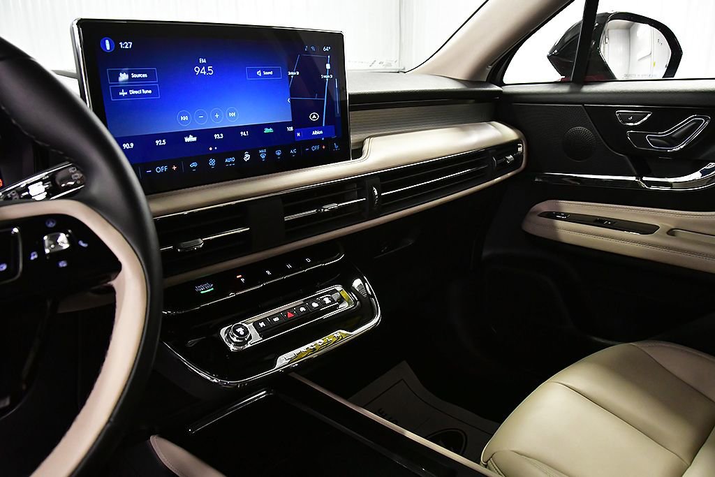 Used 2025 Lincoln Corsair AWD image 21