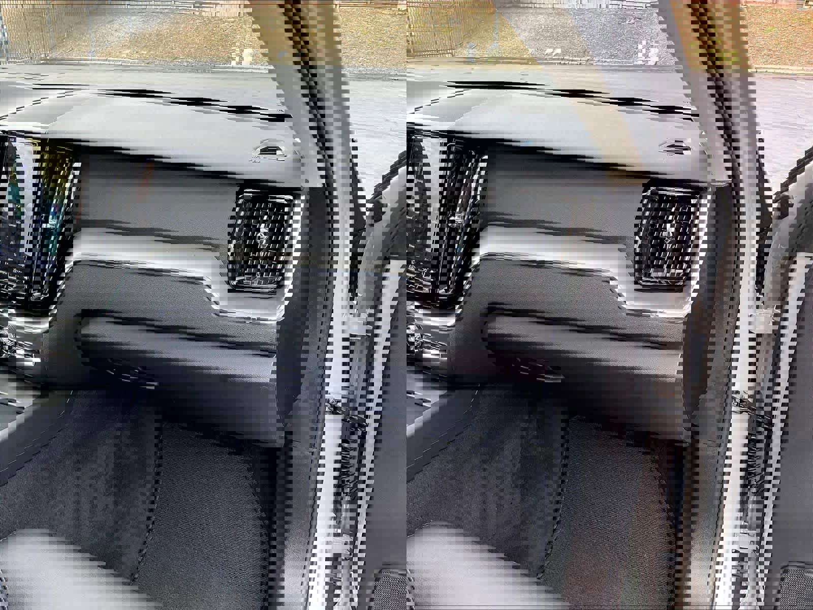 Used 2025 Volvo XC60 B5 Core image 19