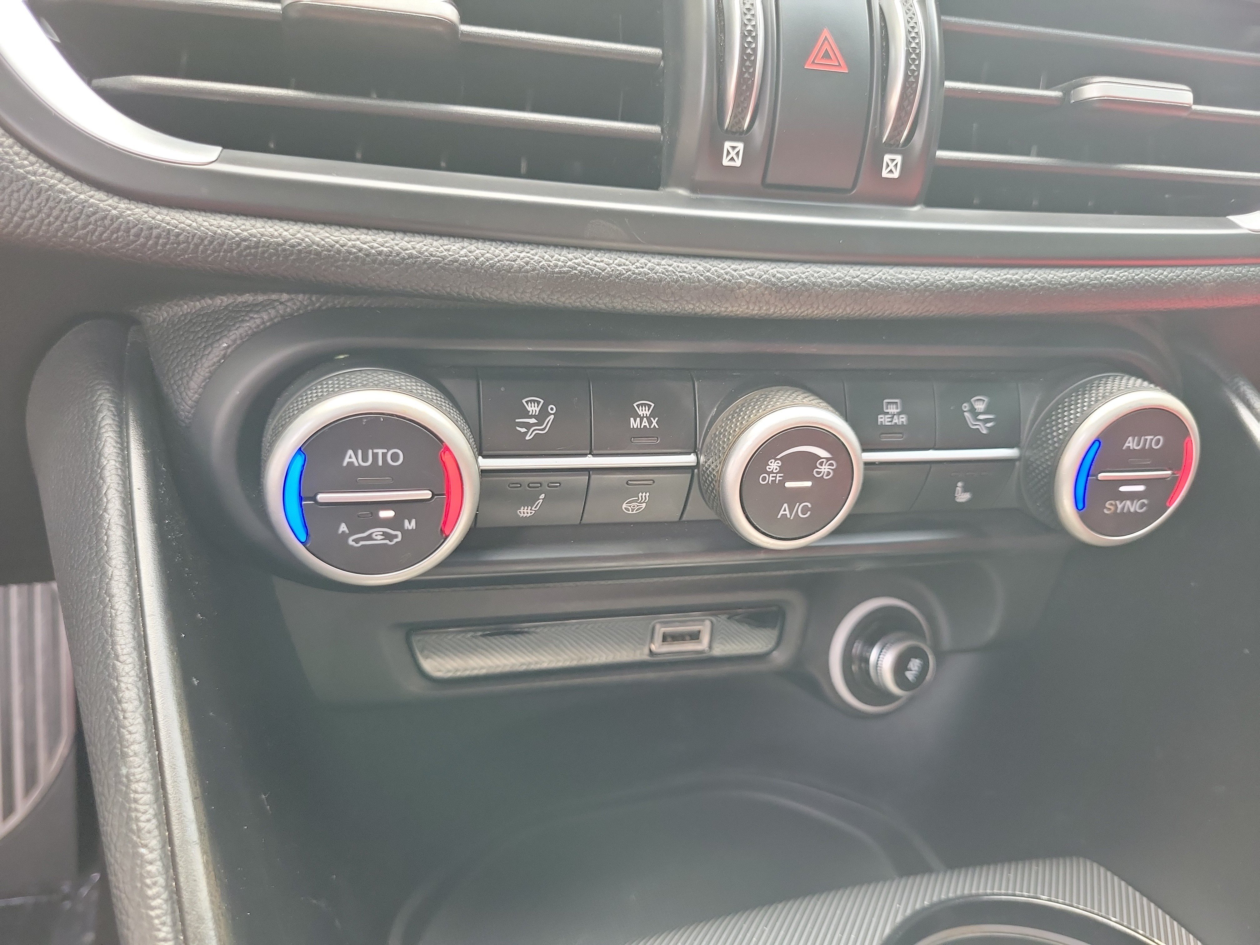 Used 2023 Alfa Romeo Giulia Veloce RWD image 28