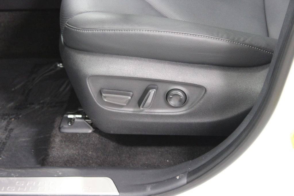 Used 2025 Toyota Grand Highlander Limited image 23